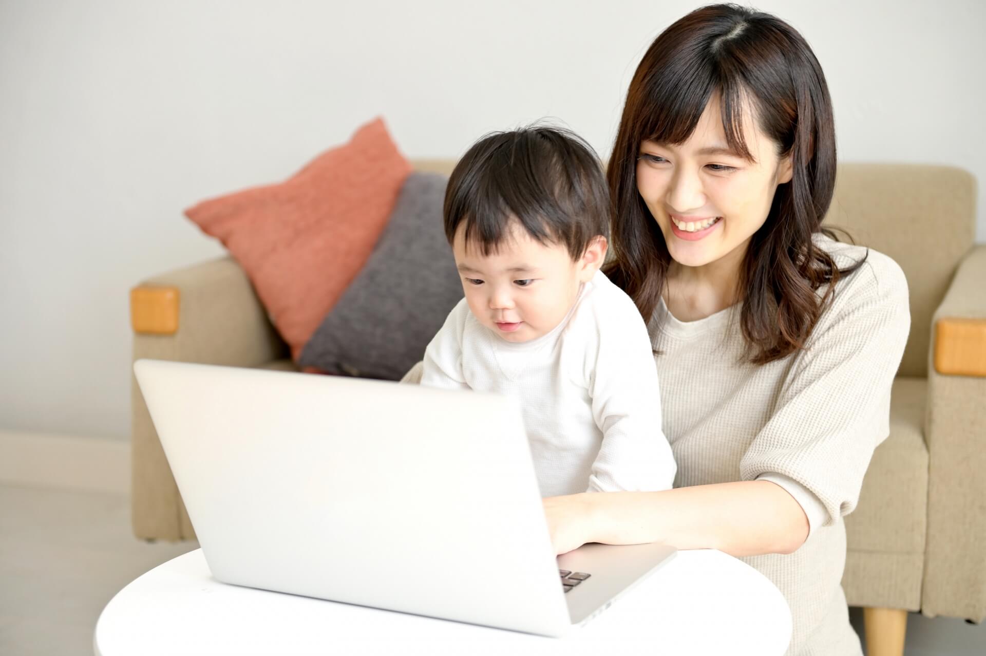 部屋で笑顔の親子
